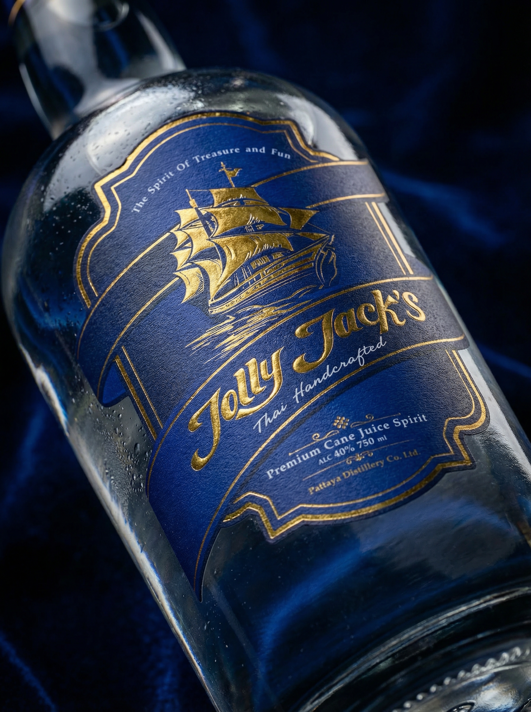 jolly-jacks-label-craft-detail ภาพเจาะลึกรายละเอียดงานออกแบบฉลากสีน้ำเงินและฟอยล์ทองรูปเรือสำเภาของ Jolly Jack's Thai Handcrafted Spirit
